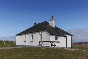 Cottage | Front of property - Dun Buidhe (South Uist)