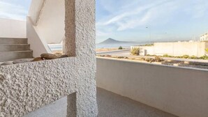 A concrete balcony with a view of a road and a mountain. - Beach's House em Moledo (Moledo)