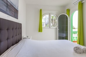 4 bedrooms, WiFi - Boutique Art Villa -Aire- with Private Pool & BBQ (Corralejo)