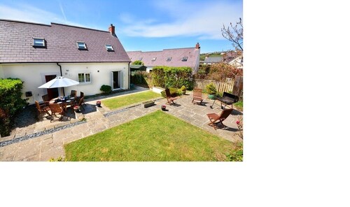 Family friendly house 200m from the sea.