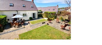 Family friendly house 200m from the sea.