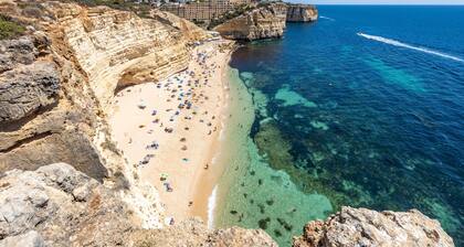 Melodia do Mar directly at Vale Centeanes Beach!