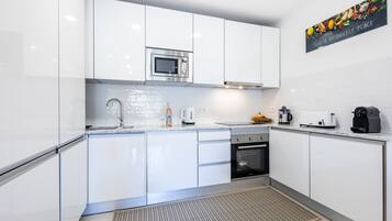 Geladeira, micro-ondas, fogão, cooktop