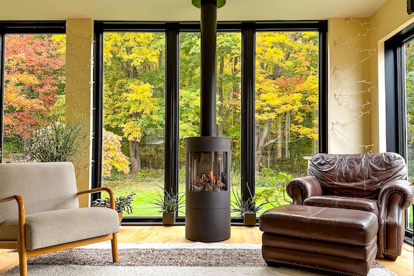 Backyard and woodland views from living room, kitchen, and dining room