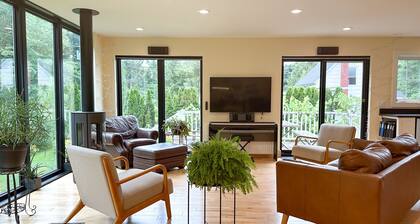 Bright, modern, 4-bedroom south-end home perfect for friends and family