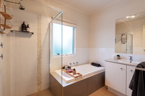 Baignoire, séchoir à cheveux, savon