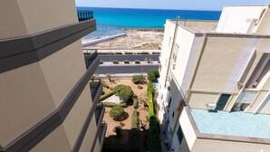 A high-rise building with a view of the beach and ocean. - 2419 Appartamento Kalepolis (Gallipoli)