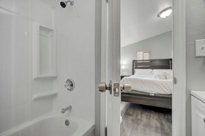 Bathtub, hair dryer, towels, shampoo - 1Bedroom Pet Friendly Stay in SouthEast near DT CO (Colorado Springs)