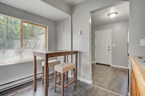 Dining - 1Bedroom Pet Friendly Stay in SouthEast near DT CO (Colorado Springs)