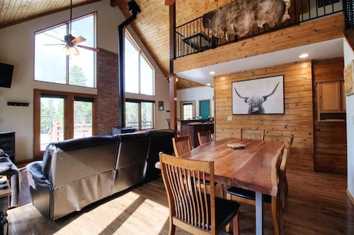 3BR Cabin Escape - Fenced Yard, Jacuzzi, Pets OK
