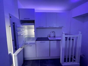 Kühlschrank, Mikrowelle, Kochgeschirr/Geschirr/Besteck