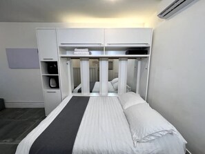 1 bedroom, desk, WiFi - Notting Hill Smart Studio + Central Studios (London)