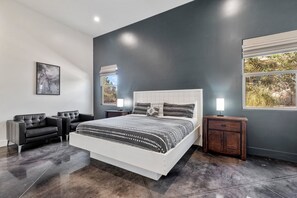 4 bedrooms, desk, iron/ironing board, free WiFi - Azure Abode: Large Groups + Private Pool + Roof Top Deck (Hurricane)