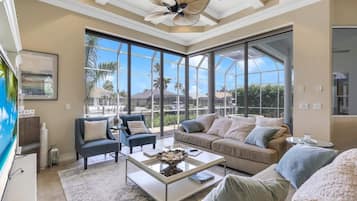 Nhà, 5 phòng ngủ | Phòng khách | Smart TV