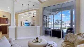 Nhà, 5 phòng ngủ | Phòng khách | Smart TV