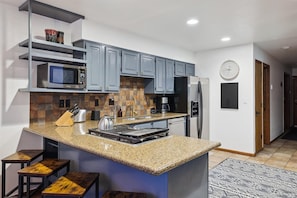 Townhome, 3 Bedrooms | Dapur peribadi | Peti sejuk, pembancuh kopi/teh, pembakar roti
