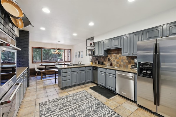 Townhome, 3 Bedrooms | Dapur peribadi | Peti sejuk, pembancuh kopi/teh, pembakar roti