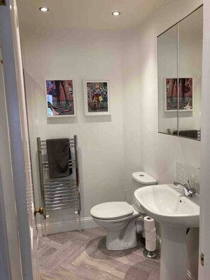 Doccia, asciugacapelli, asciugamani, sapone