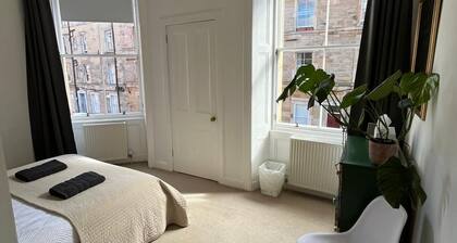 Bright 2 bedroom 1st floor flat near The Meadows