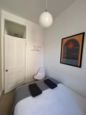 2 bedrooms, desk, iron/ironing board, travel cot - Bright 2 bedroom 1st floor flat near The Meadows (Edinburgh)