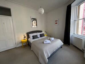 2 bedrooms, desk, iron/ironing board, travel cot - Bright 2 bedroom 1st floor flat near The Meadows (Edinburgh)