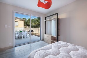 3 habitaciones y tabla de planchar con plancha 