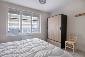 3 chambres, fer et planche à repasser