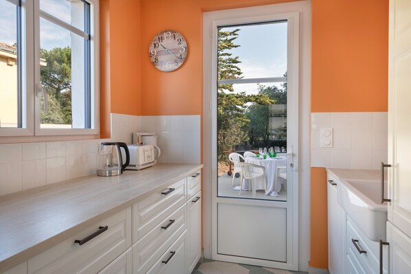 Réfrigérateur, micro-ondes, four, lave-vaisselle