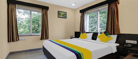 Deluxe Room | Desk, iron/ironing board