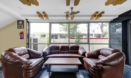 Área de estar no saguão. Hotel MVP Check Inn