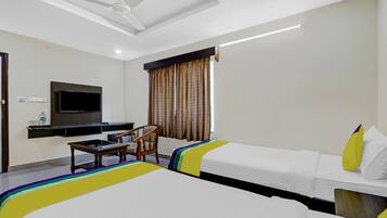 Escritorio y tabla de planchar con plancha