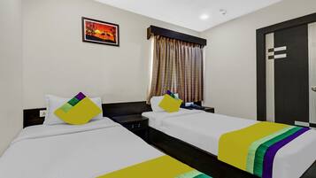 Escritorio y tabla de planchar con plancha