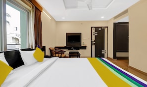 Quarto luxo | Escrivaninha, ferros/tábuas de passar roupa