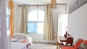 1 habitación, escritorio, tabla de planchar con plancha y wifi gratis