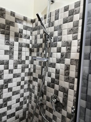 Dusche, Haartrockner, Bidet, Handtücher