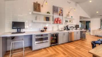 Geladeira, micro-ondas, fogão, cooktop