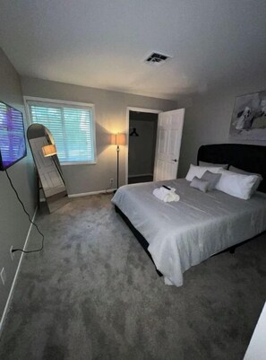 2 makuuhuonetta, silitysrauta/-lauta, ilmainen Wi-Fi, vuodevaatteet