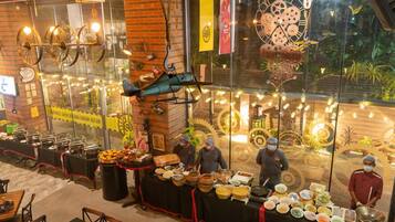 Päivittäinen englantilainen aamiainen (900 INR per henkilö)