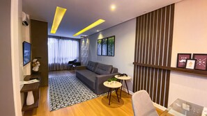 Apartamento básico | Área de estar | TV 32 polegadas com canais digitais