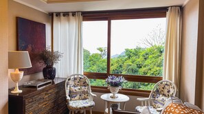 Deluxe Apartment | Living area | 32-inch TV with digital channels - Recanto do Vale (Gramado)