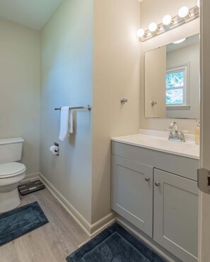 Bathtub - This house is a 3 bedroom(s), 1.5 bathrooms, located in Gas City, IN. (Gas City)