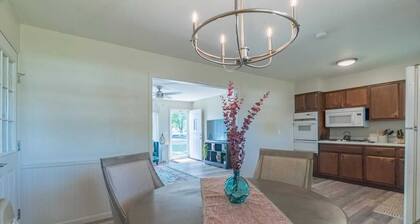 This house is a 3 bedroom(s), 1.5 bathrooms, located in Gas City, IN.