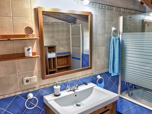 Baignoire, séchoir à cheveux, serviettes fournies