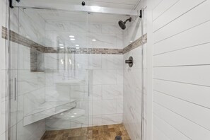 Douche, sĂšche-cheveux, serviettes fournies