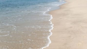海灘、白沙、躺椅、太陽傘