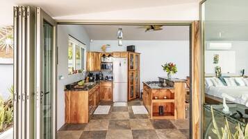 Kühlschrank, Wasserkocher mit Kaffee-/Teezubehör