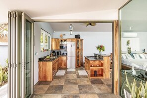 Kühlschrank, Wasserkocher mit Kaffee-/Teezubehör