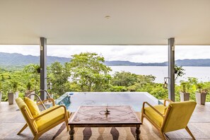 Piscine extérieure, piscine à débordement