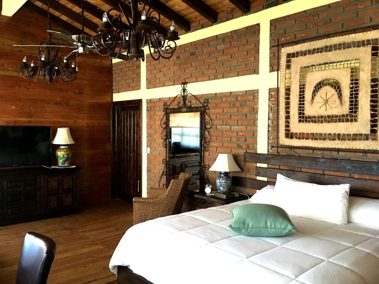 Deluxe Suite | Egyptian cotton sheets, premium bedding, free minibar items