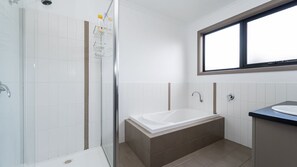 Badewanne, Haartrockner, Handtücher
